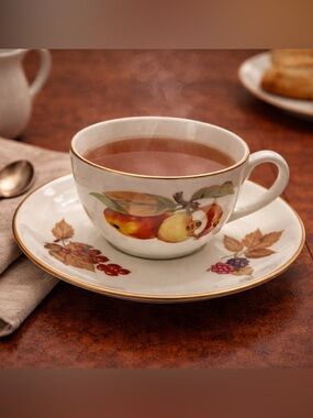 Royal Worcester Evesham Gold Cups & Saucers 🍎 Set of 6 Vintage England